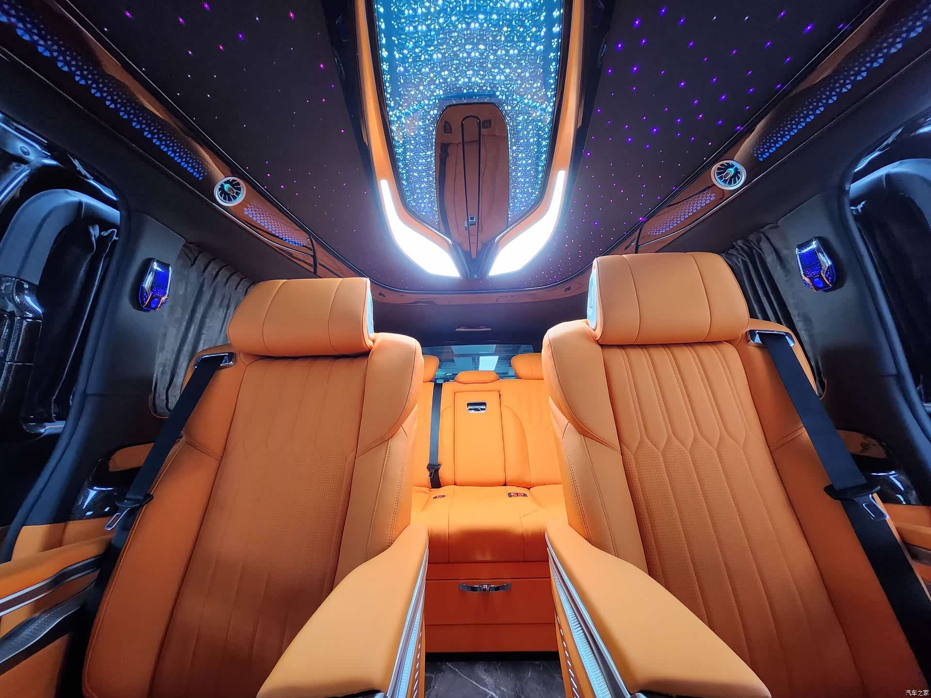 Mercedes-Benz 7, 2021 8