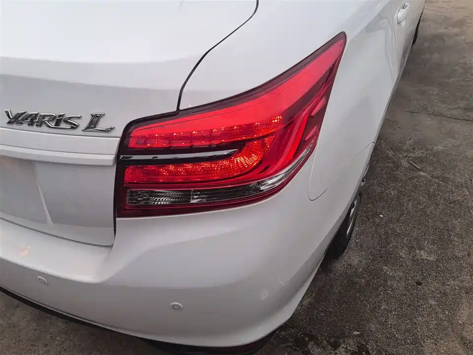 Toyota YARiS L to enjoy