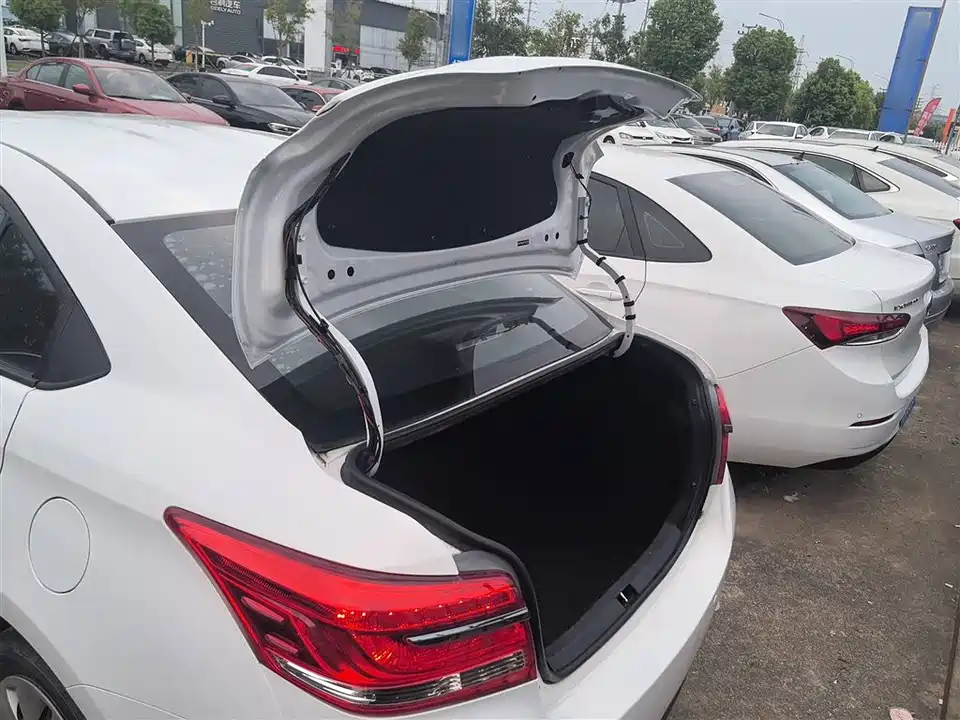 Toyota YARiS L to enjoy