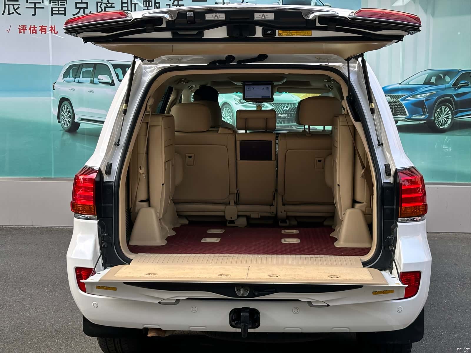Lexus LX, 2011 8