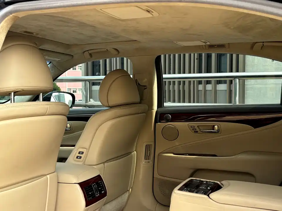 Lexus LS