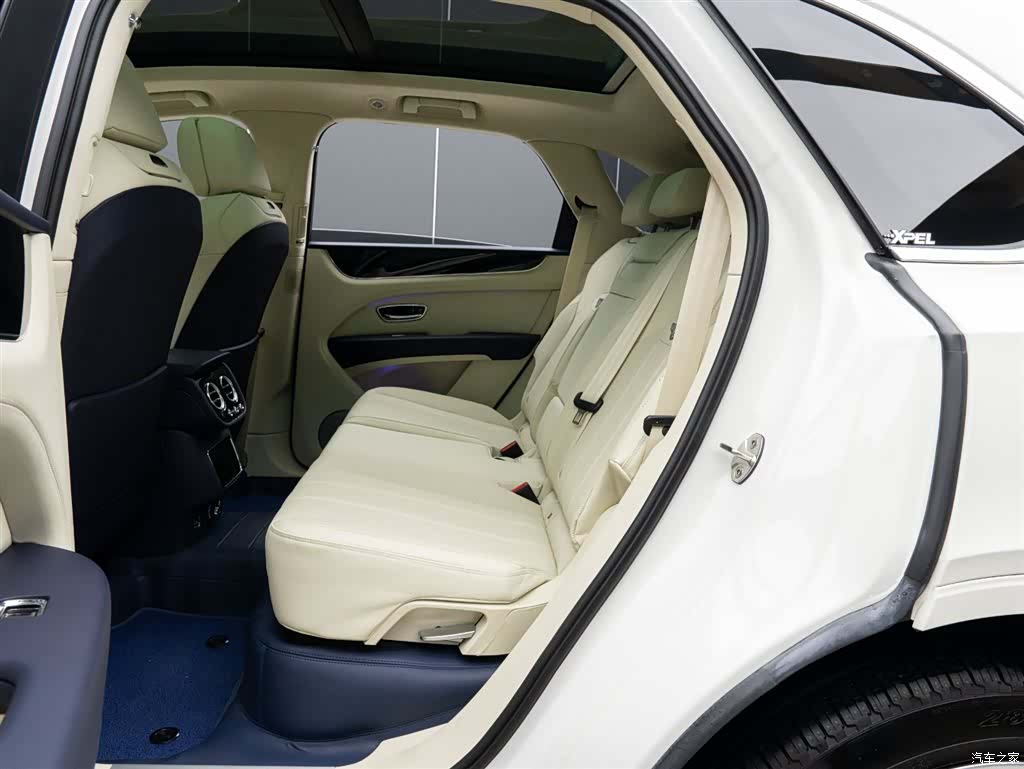 Bentley Bentayga, 2026 12