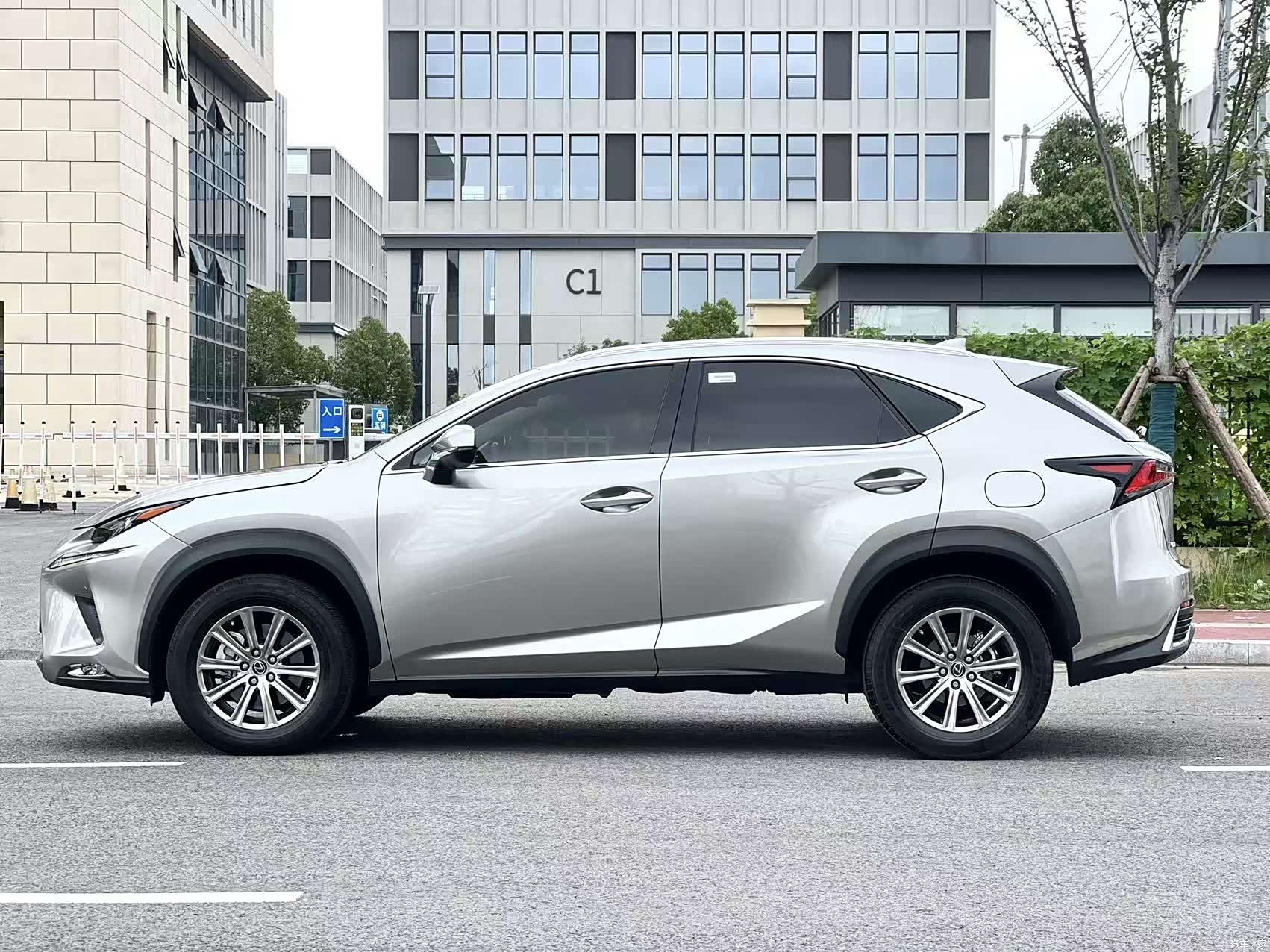Lexus NX, 2020 7
