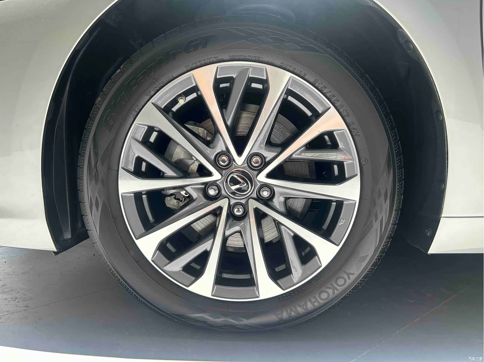 Lexus ES, 2025 3