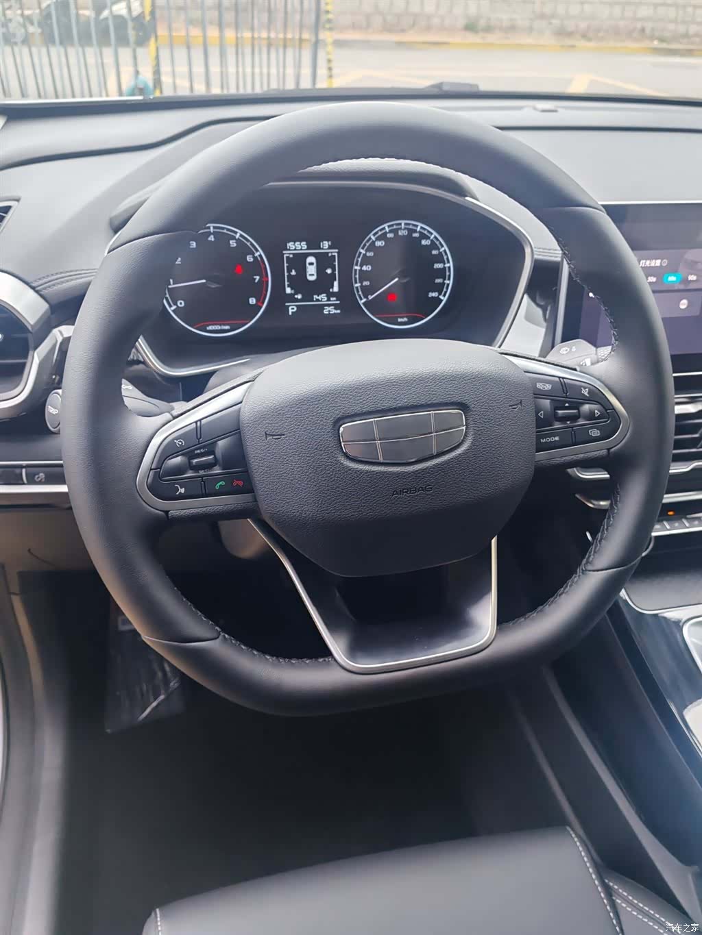 Geely Coolray, 2026 11