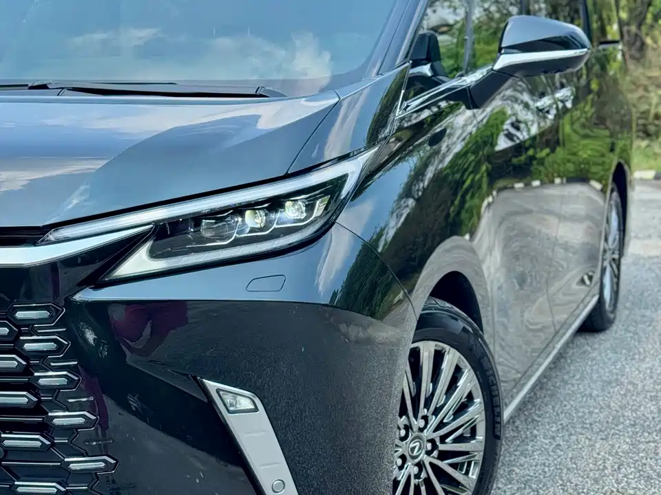 Lexus LM