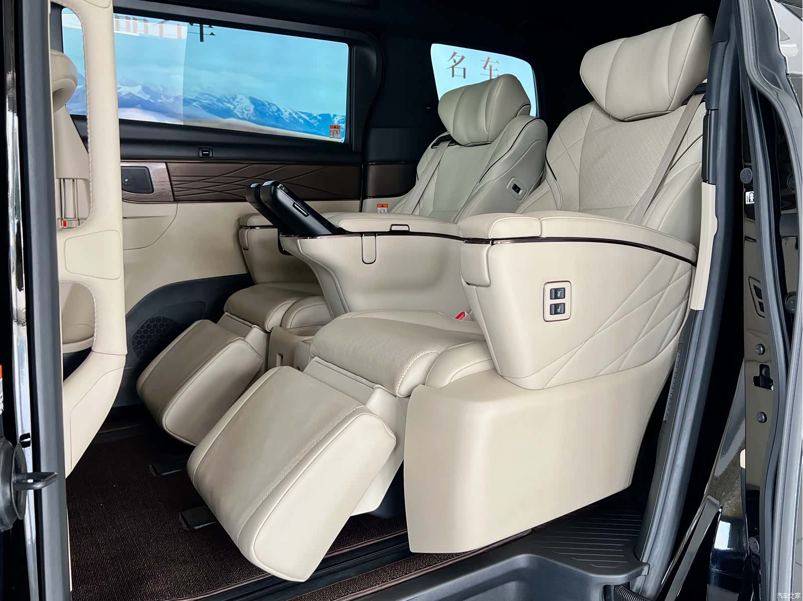 Toyota Alphard, 2025 10