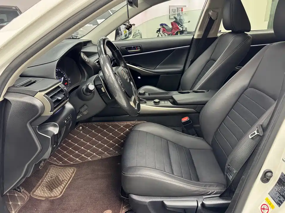 Lexus IS