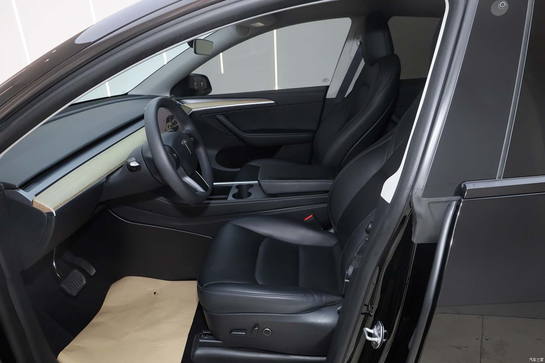 Tesla Model Y, 2023 28