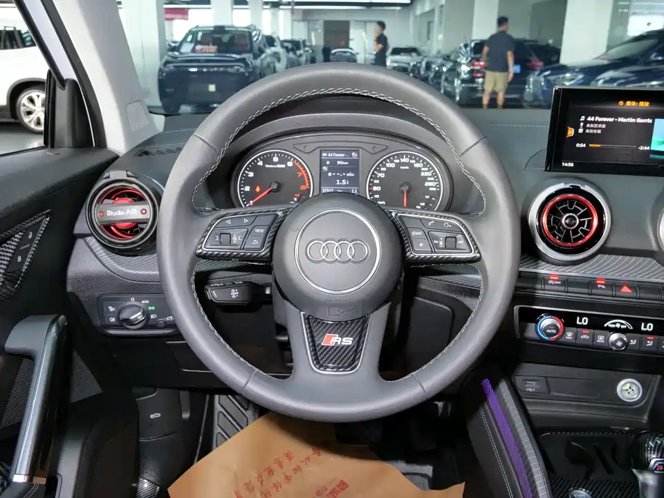Audi Q2L