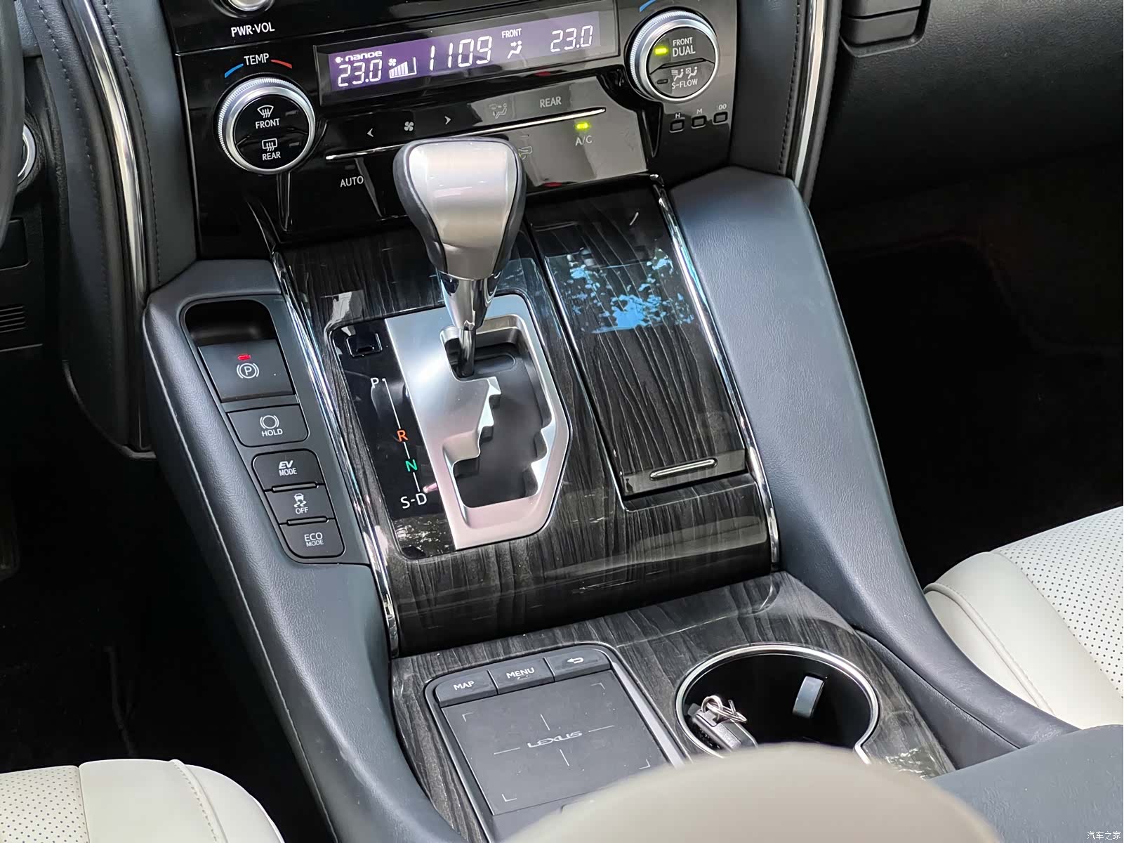 Lexus LM, 2022 18