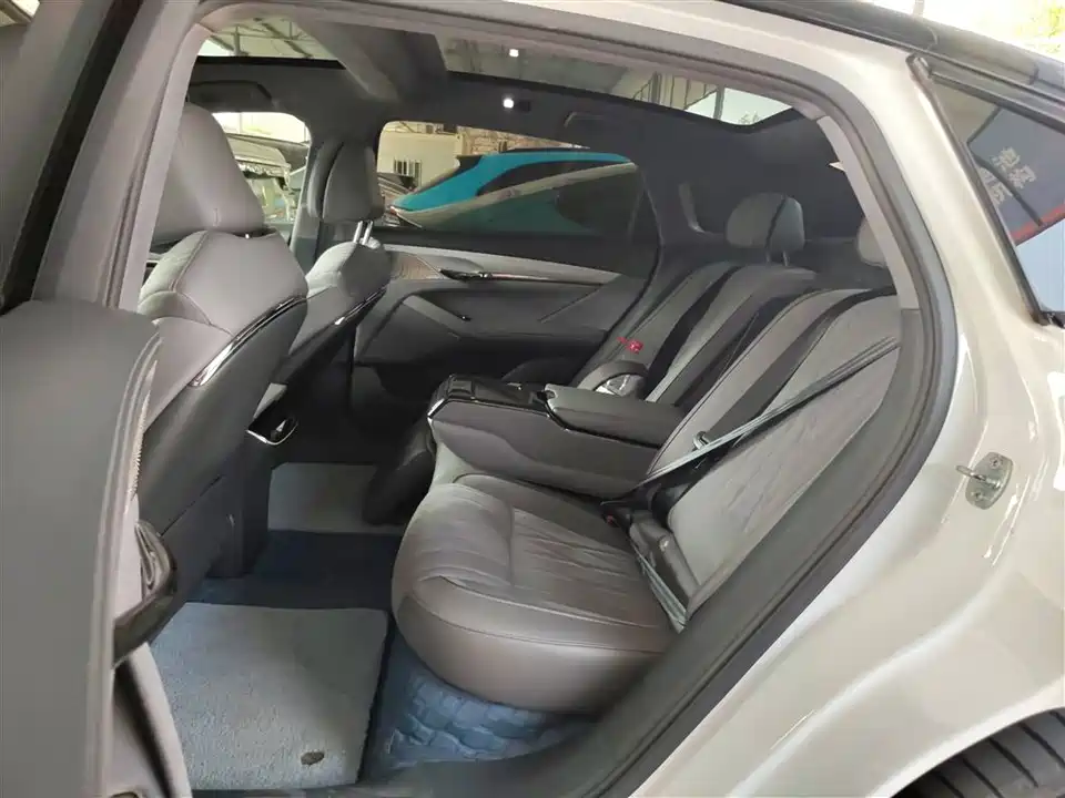 VOYAH Lantu chasing light