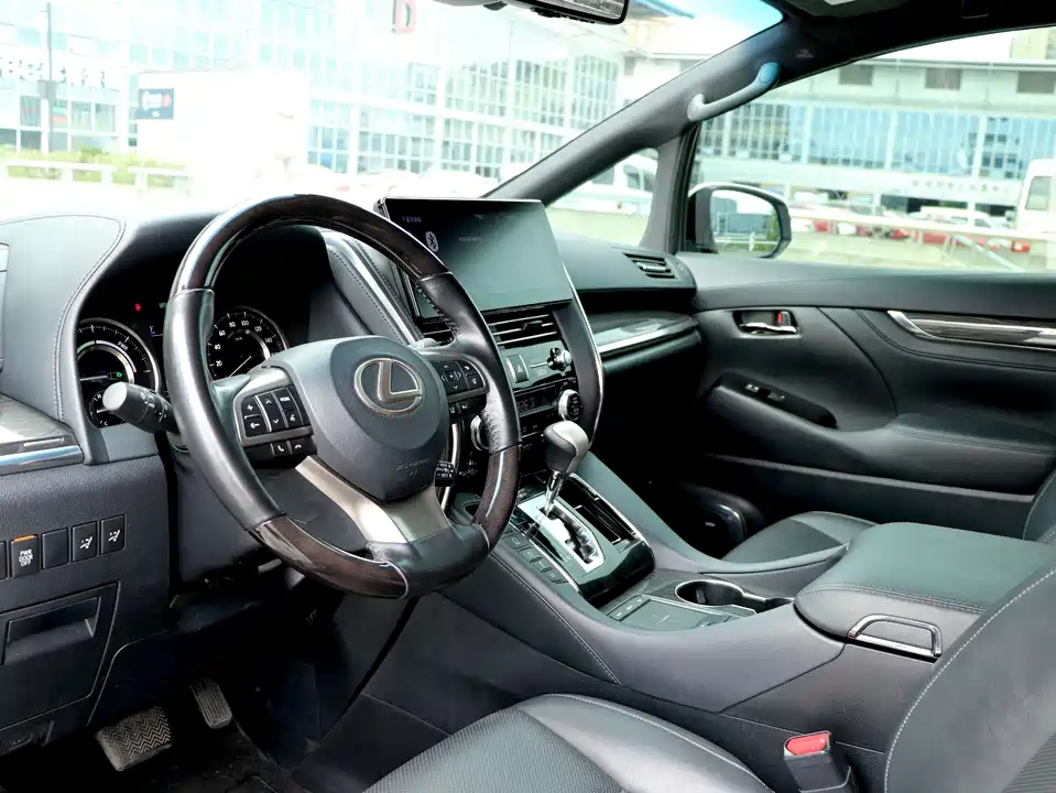 Lexus LM