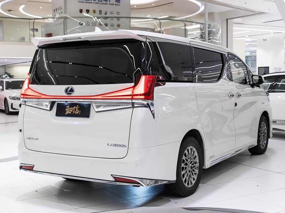 Lexus LM