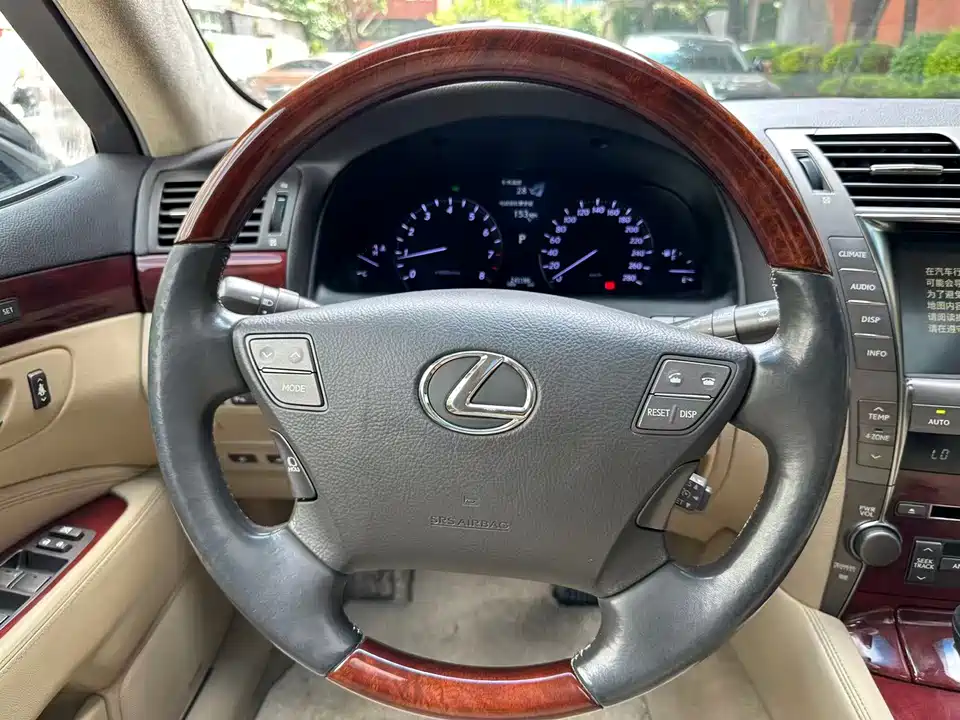 Lexus LS