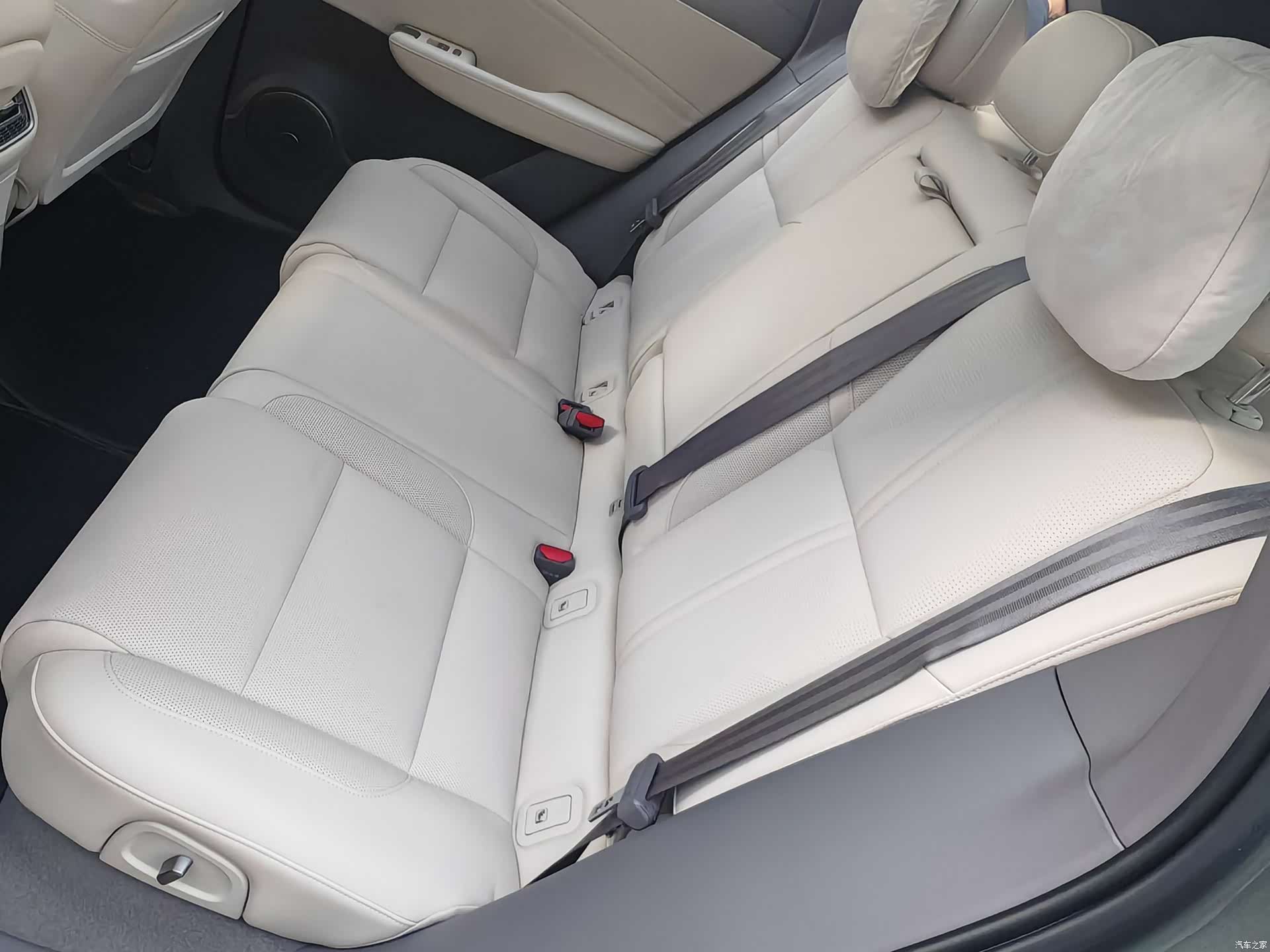 Hongqi HS6, 2026 15