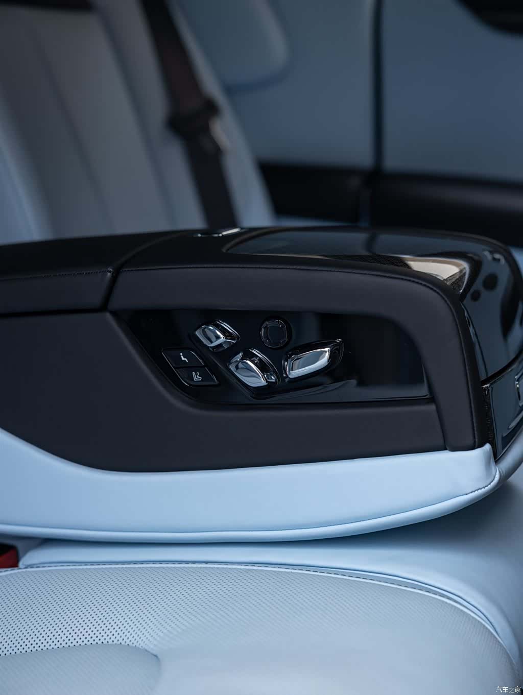 Rolls-Royce Ghost, 2023 25