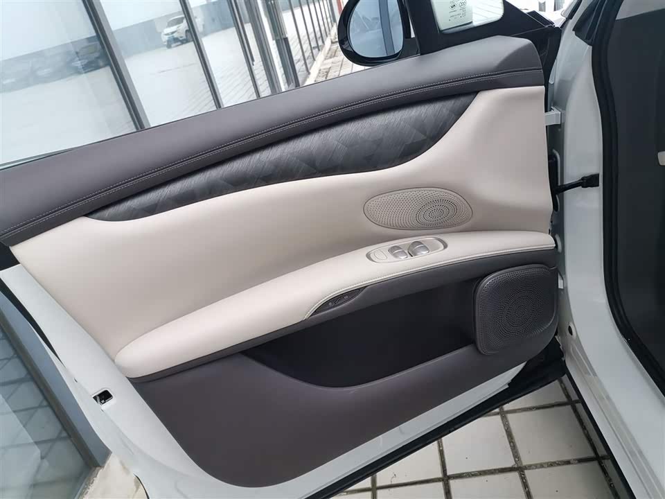 IM Motors Zhiji LS6 IM Motors Zhiji LS6
