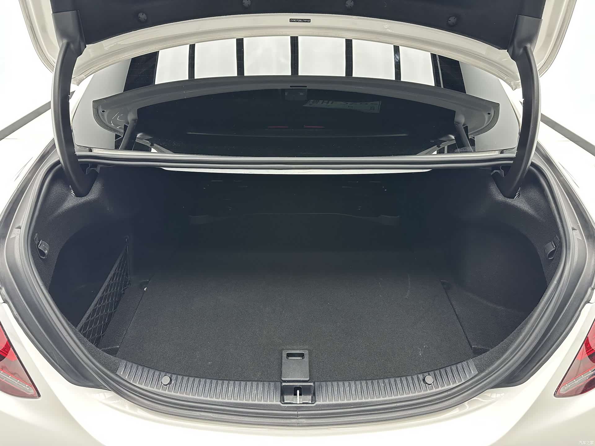 Mercedes-Benz C-Class, 2020 16