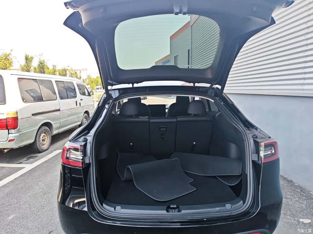 Tesla Model Y, 2023 19