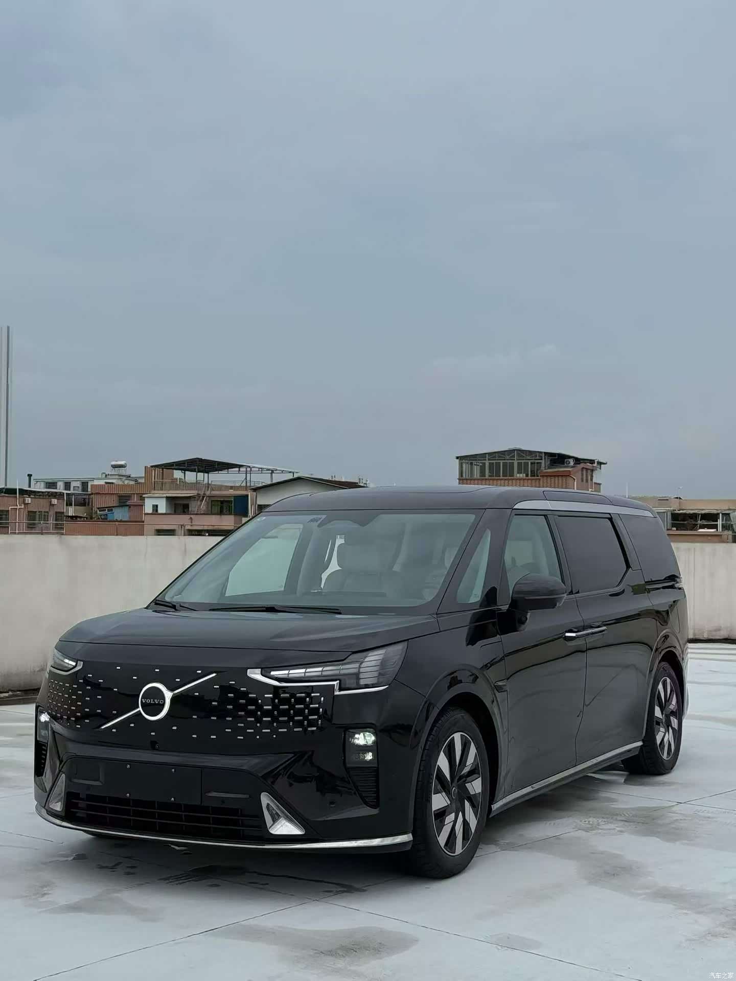 Volvo EM90