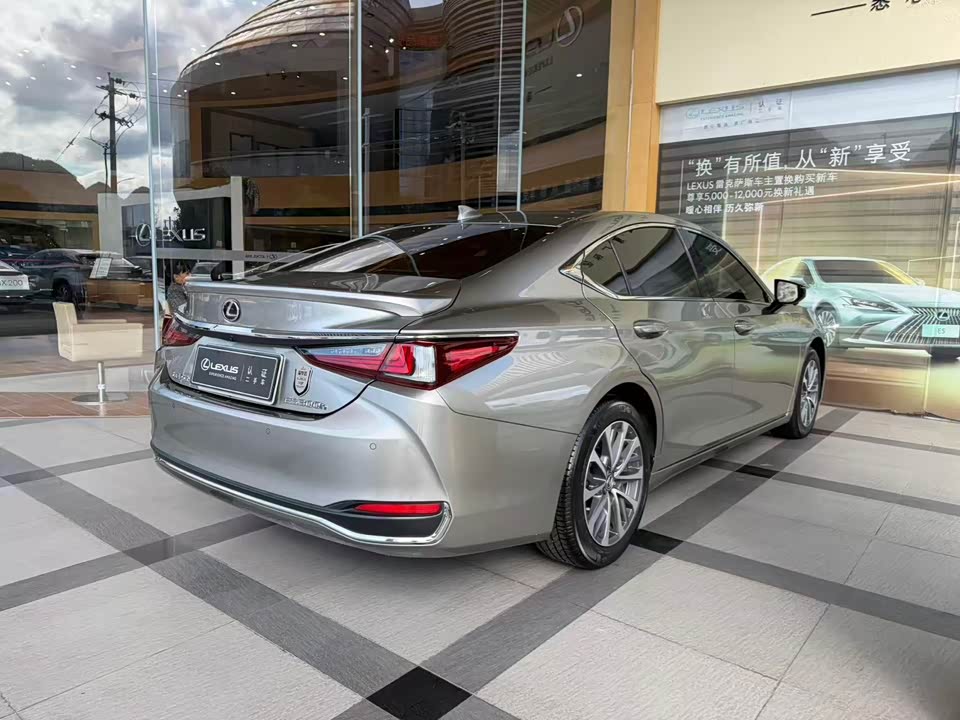 Lexus ES