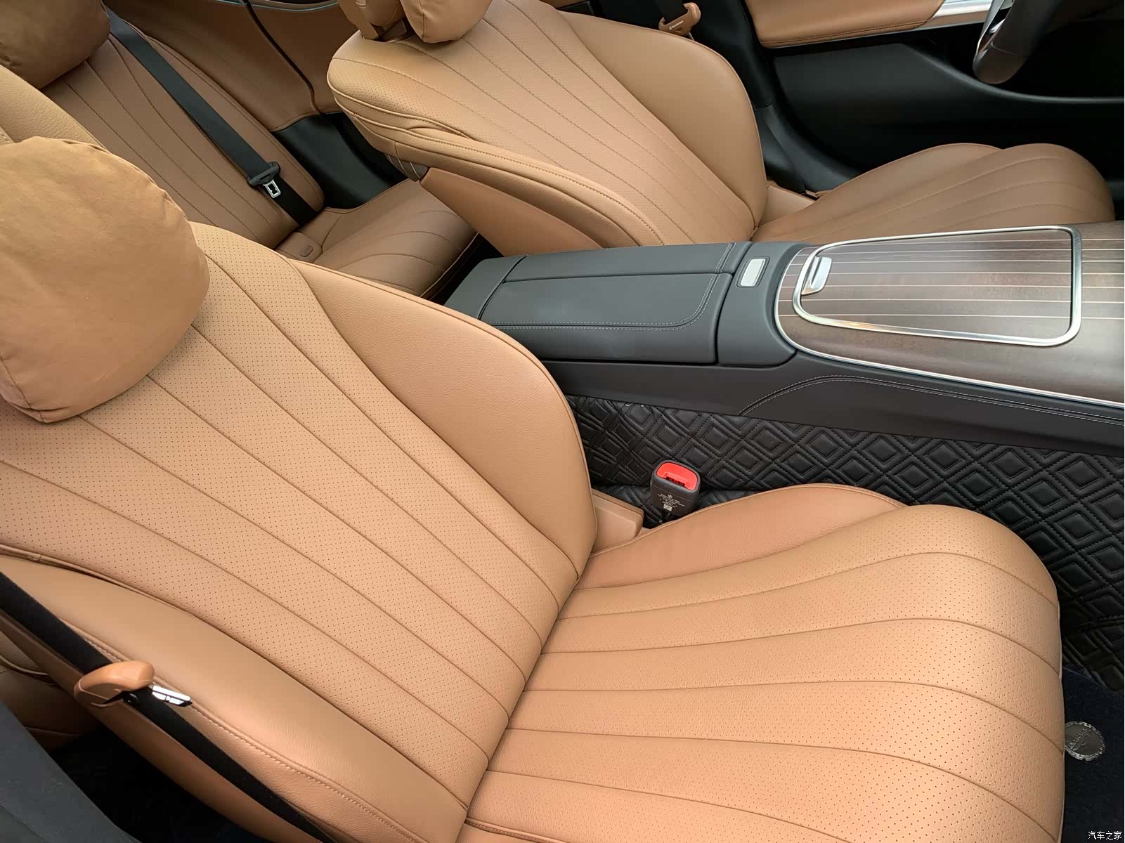 Mercedes-Benz E-Class, 2024 27