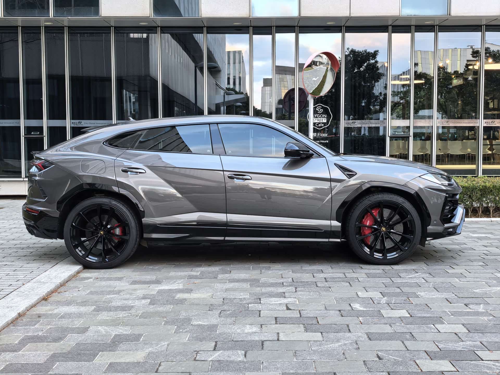 Lamborghini Urus, 2023 все фото