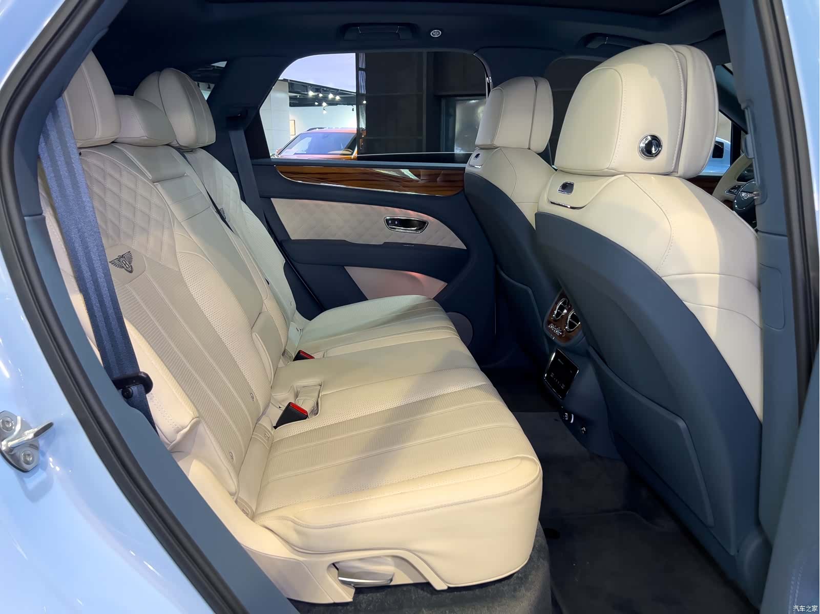 Bentley Bentayga, 2023 21