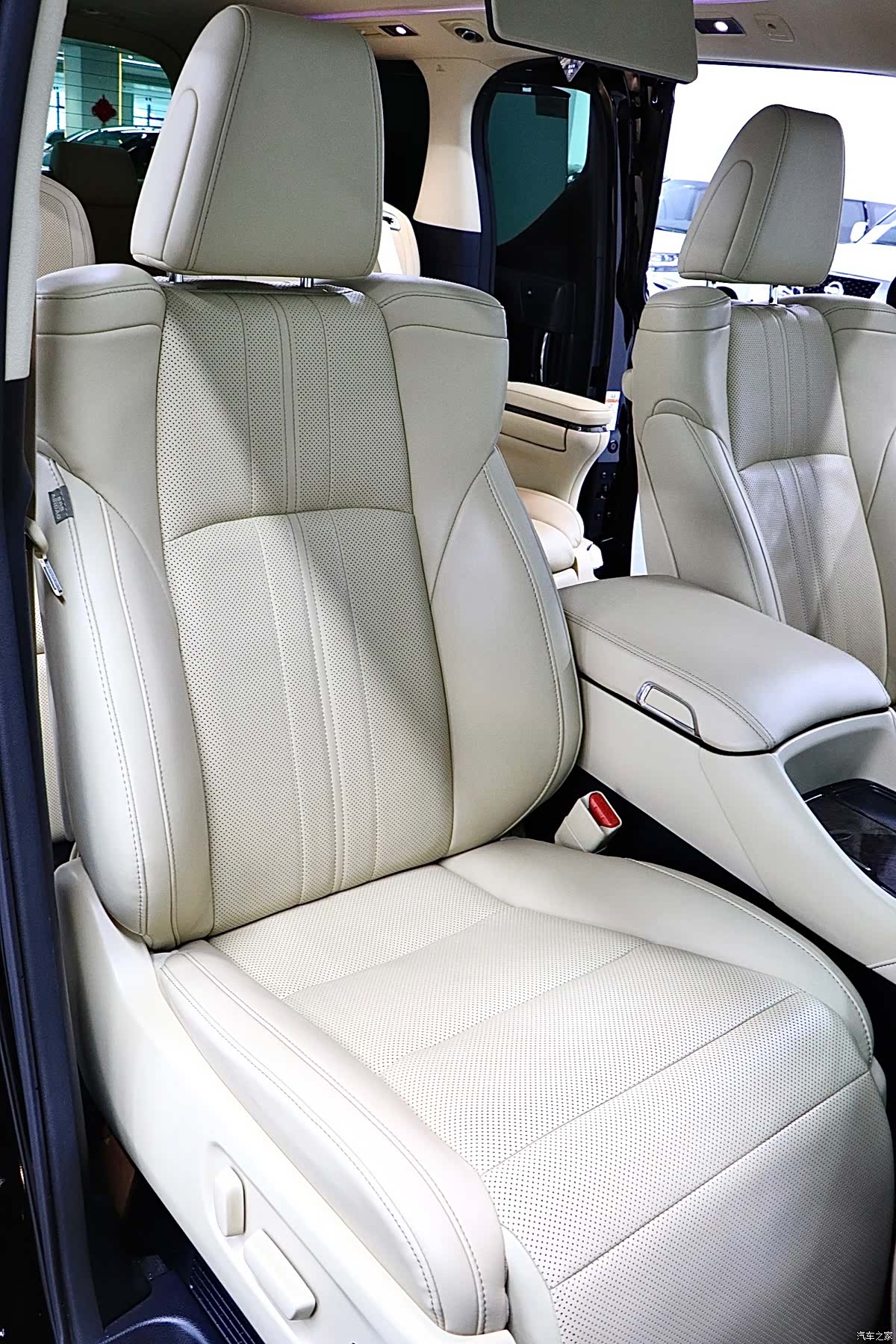 Toyota Vellfire, 2022 16