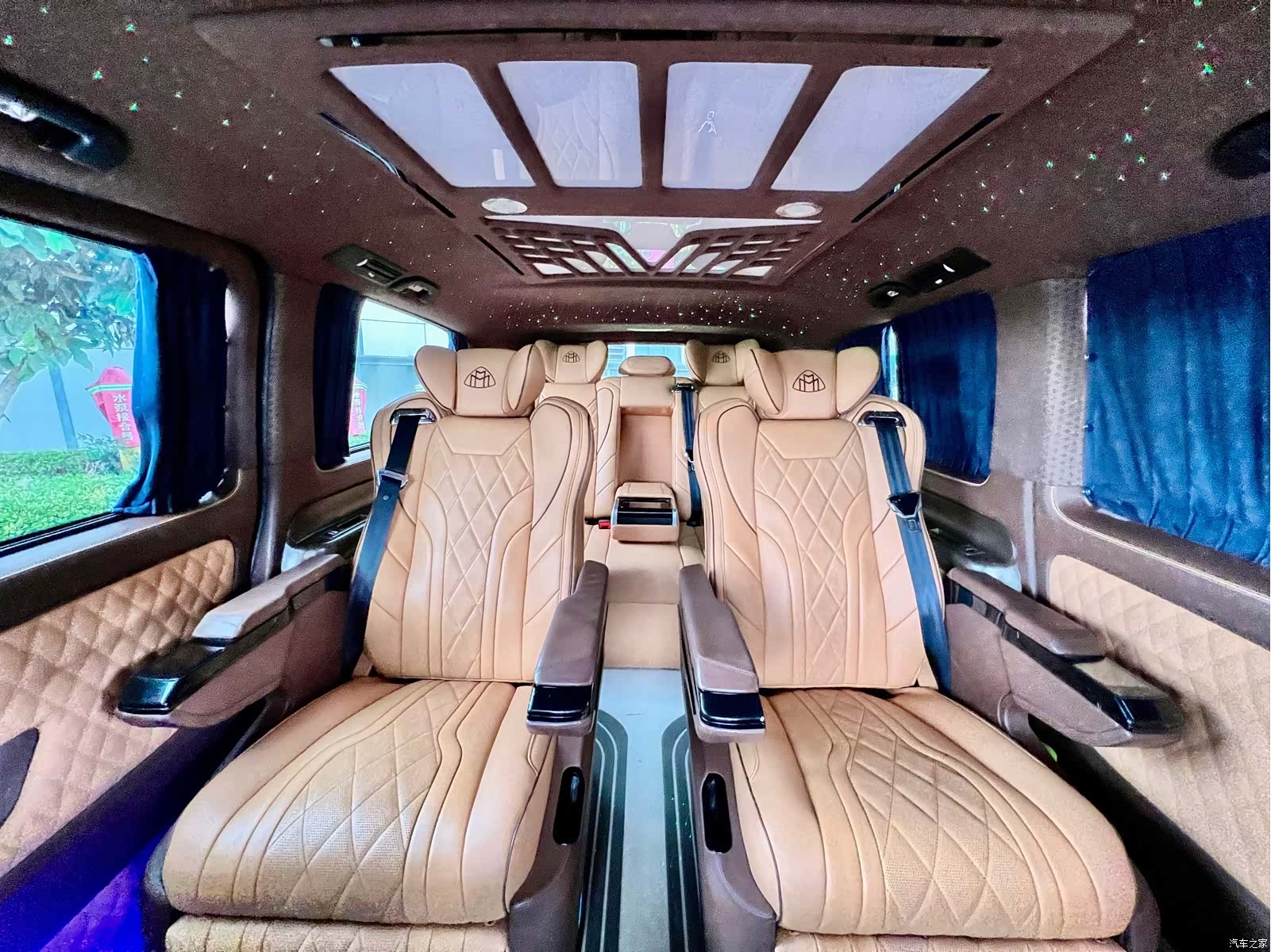 Mercedes-Benz 7, 2022 13