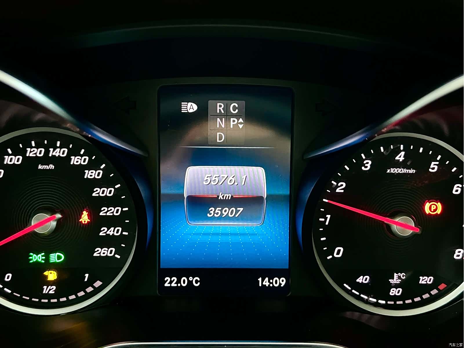 Mercedes-Benz V-Class, 2024 13