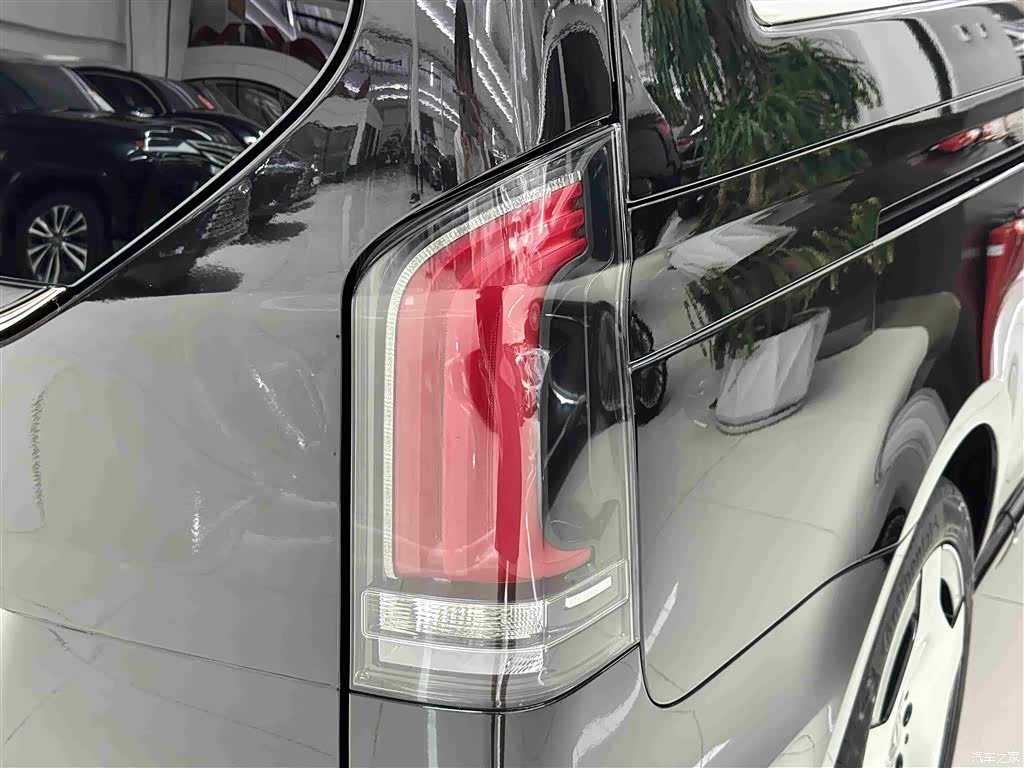 Mercedes-Benz V-Class, 2025 8