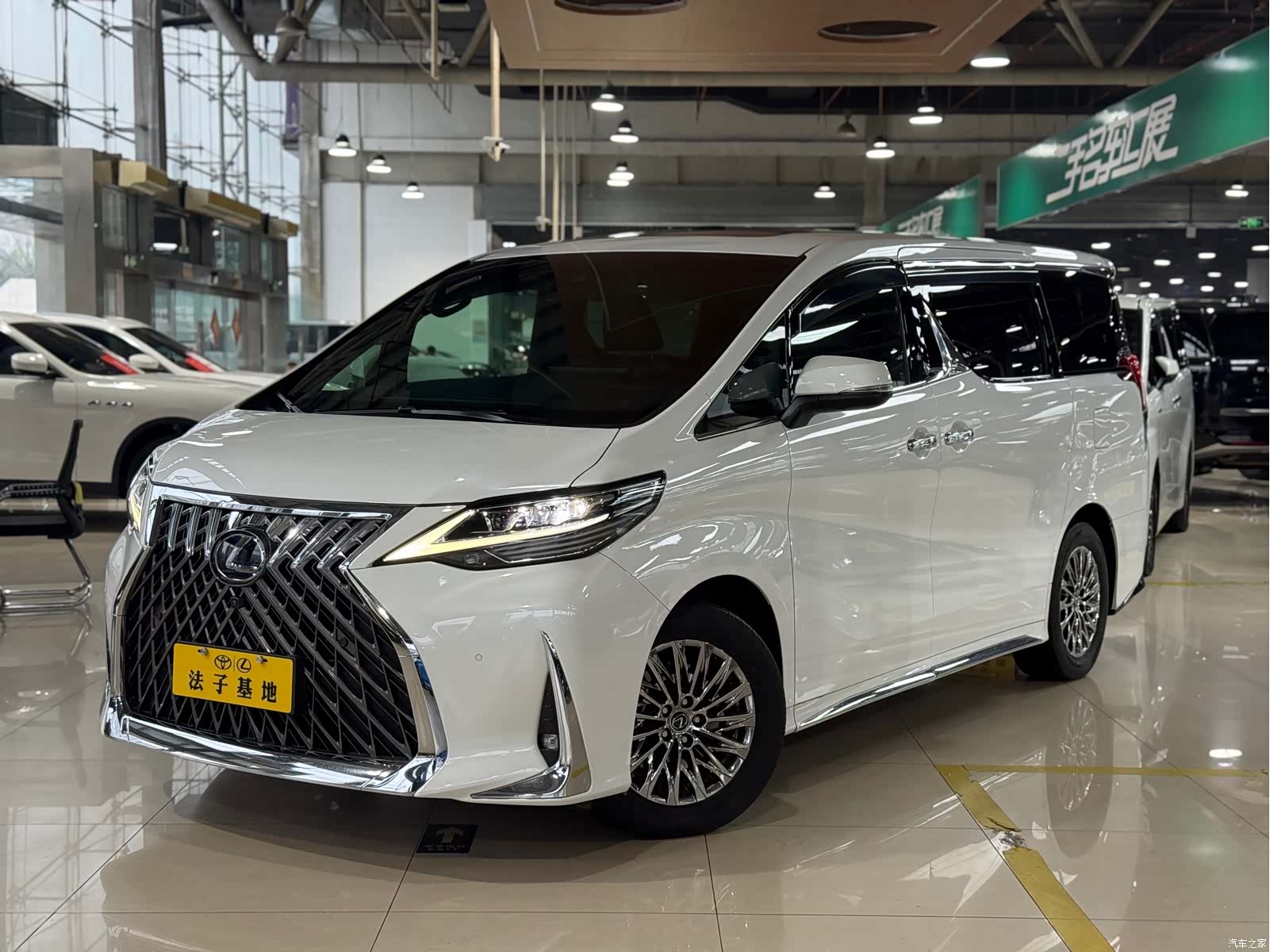 Lexus LM, 2021 1