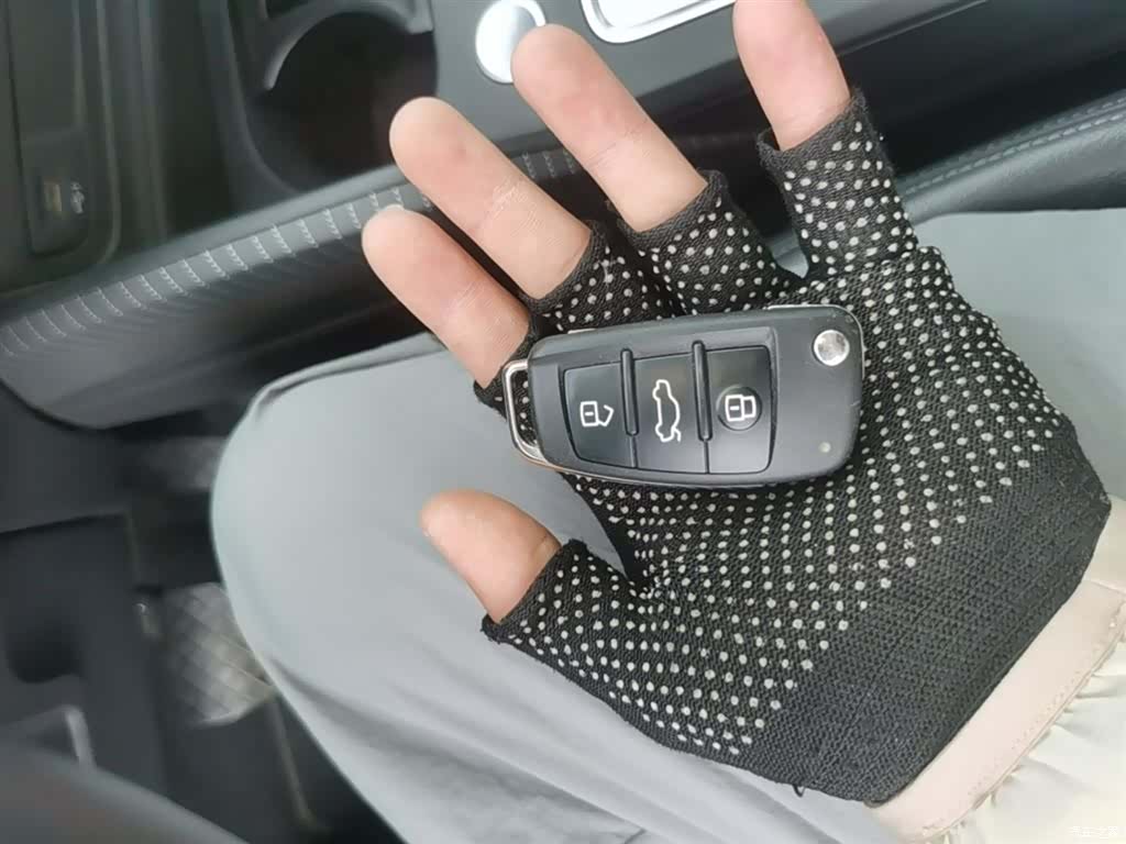 Audi Q2L, 2024 15