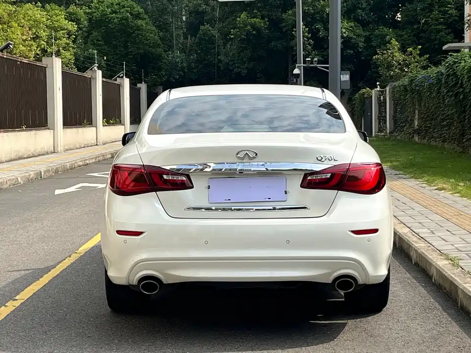 Infiniti Q70