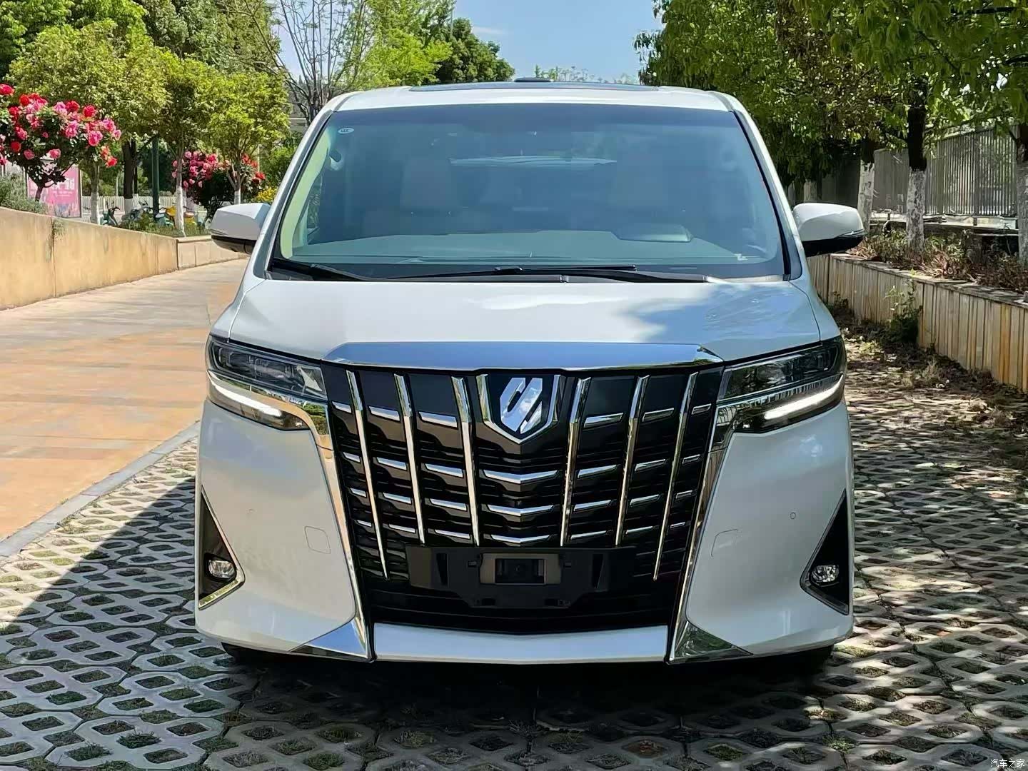 Toyota Alphard, 2018 1