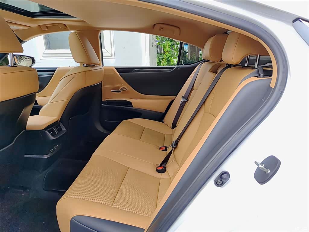 Lexus ES, 2022 9