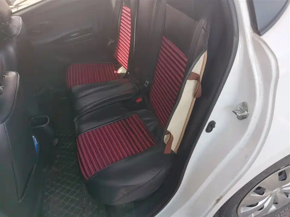 Toyota YARiS L to enjoy