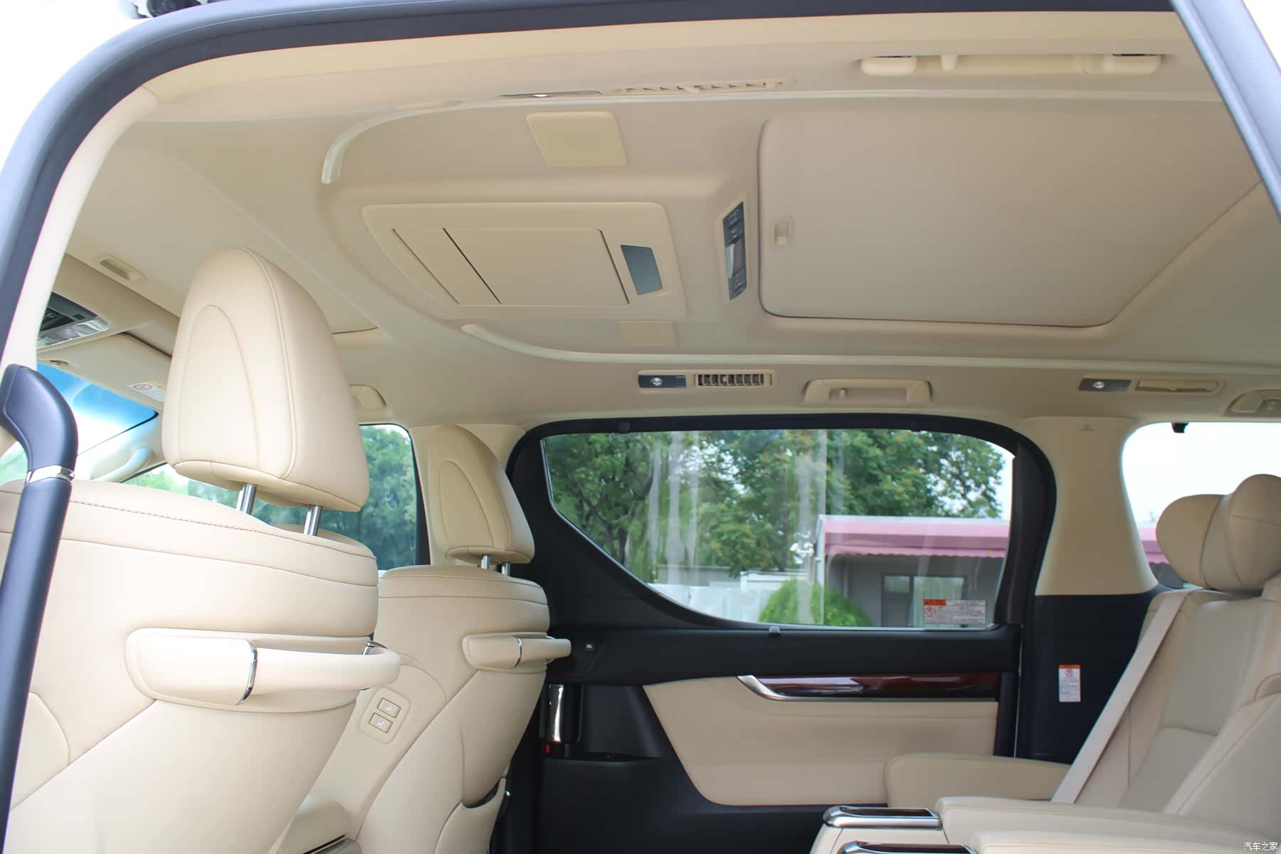 Toyota Alphard, 2016 11