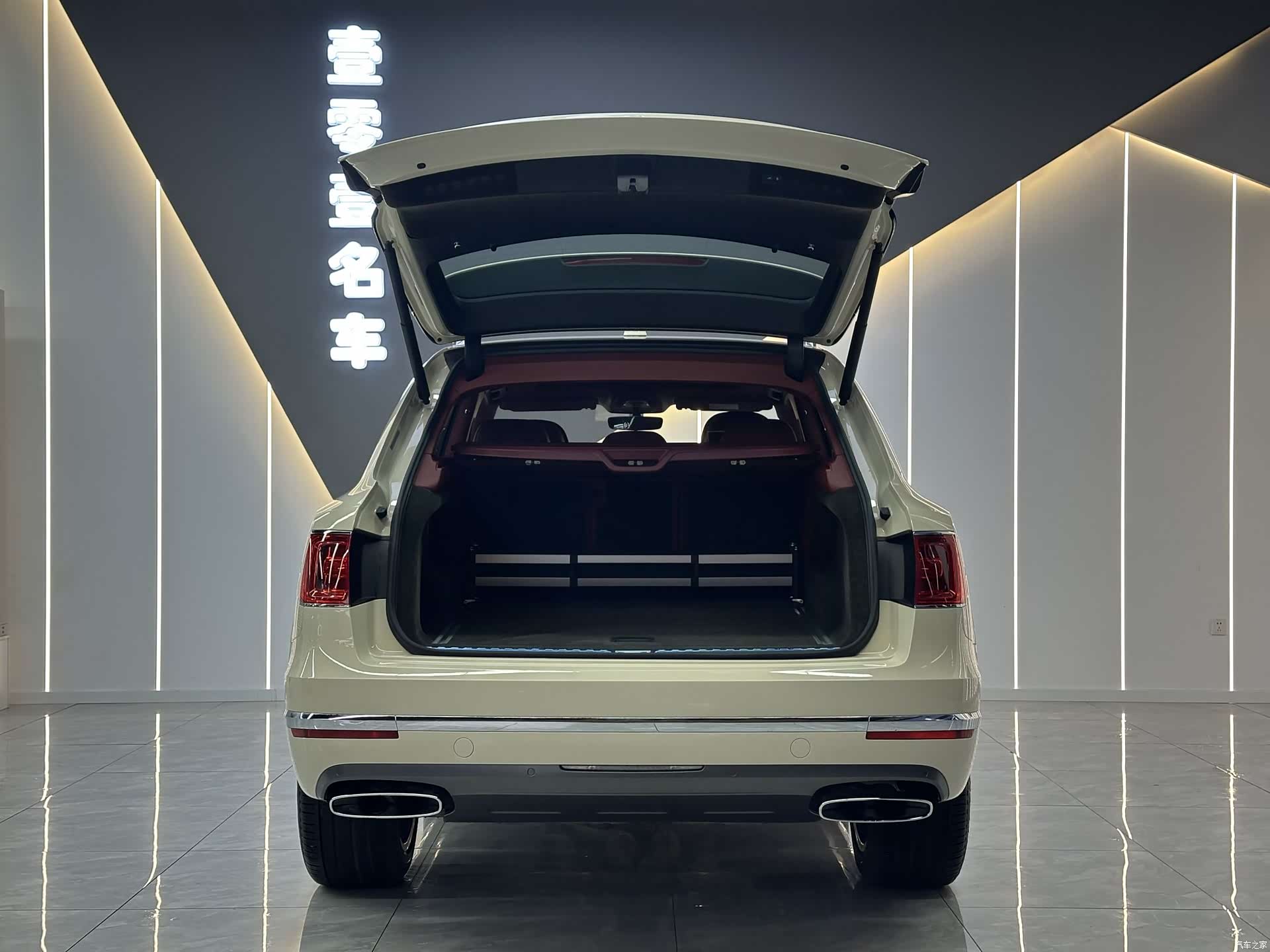 Bentley Bentayga, 2017 13