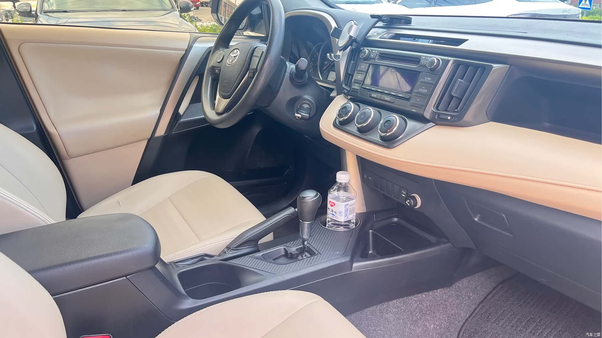 Toyota RAV4, 2015 11