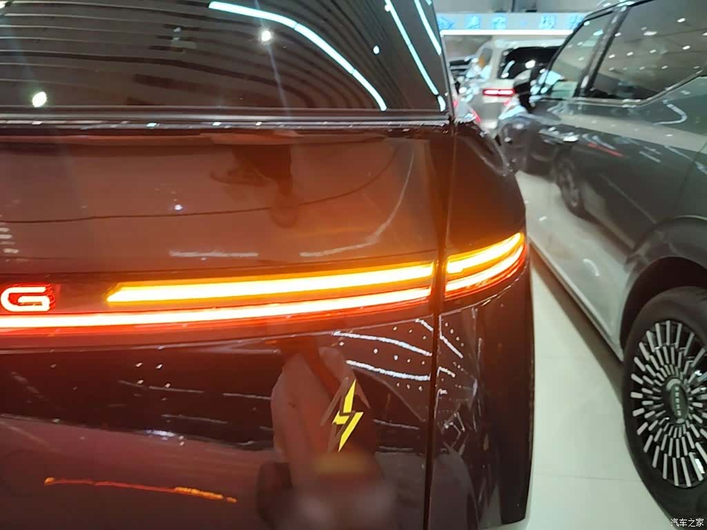 Xpeng X9, 2025 8