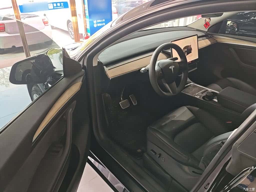 Tesla Model Y, 2023 16