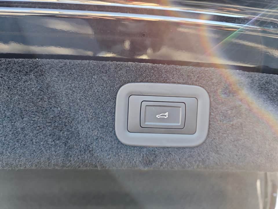 VOYAH Lantu chasing light