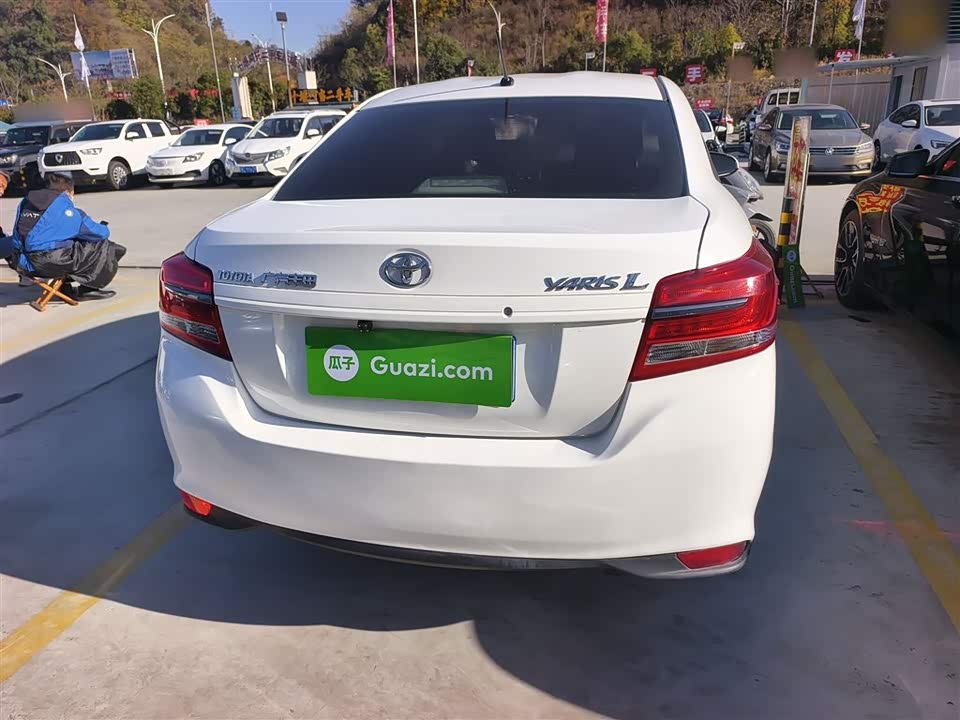 Toyota YARiS L to enjoy