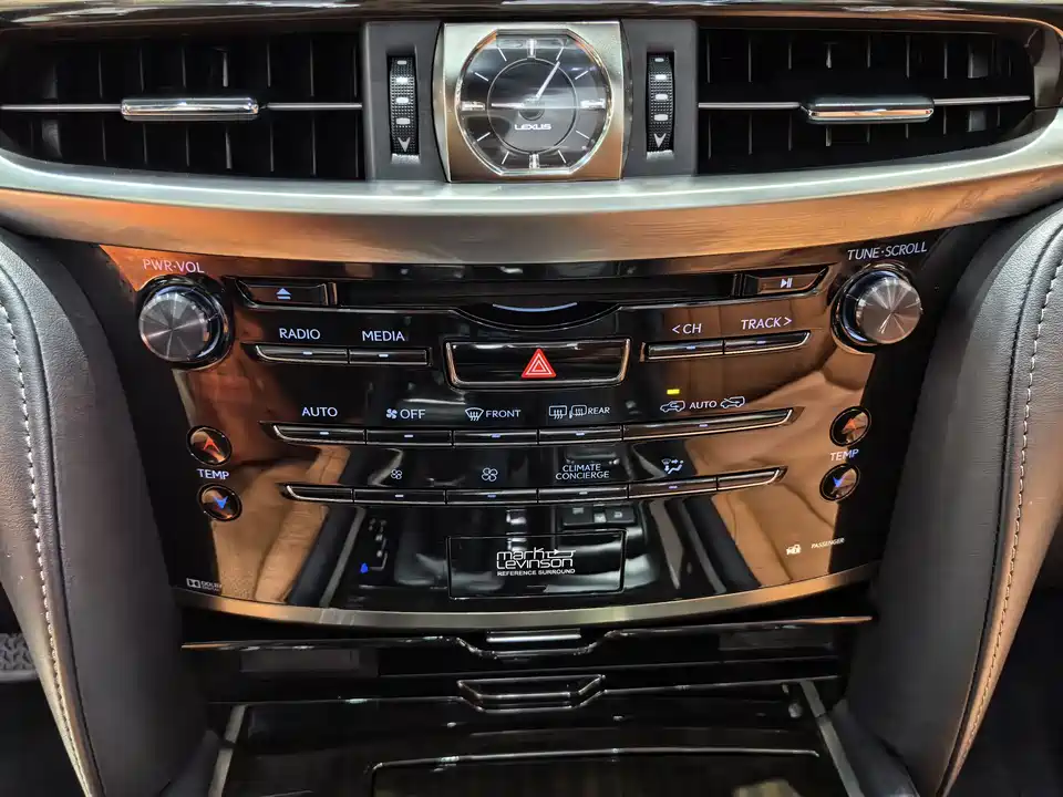 Lexus LX