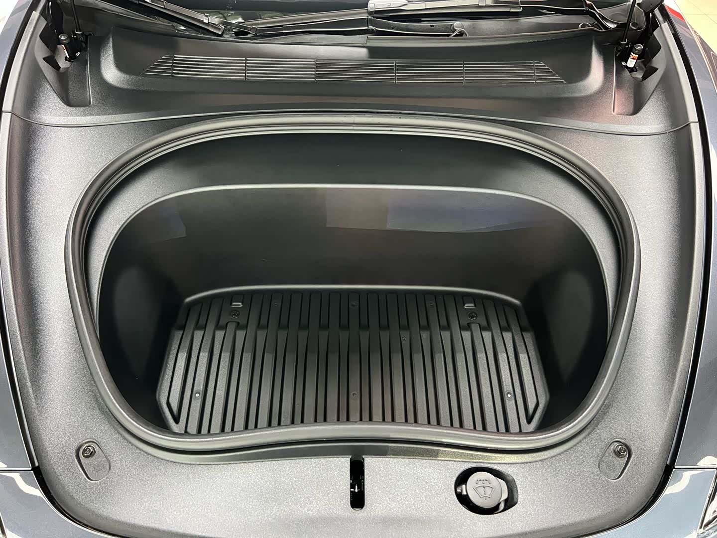 Tesla Model 3, 2025 23