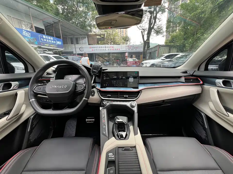Lynk & Co 06