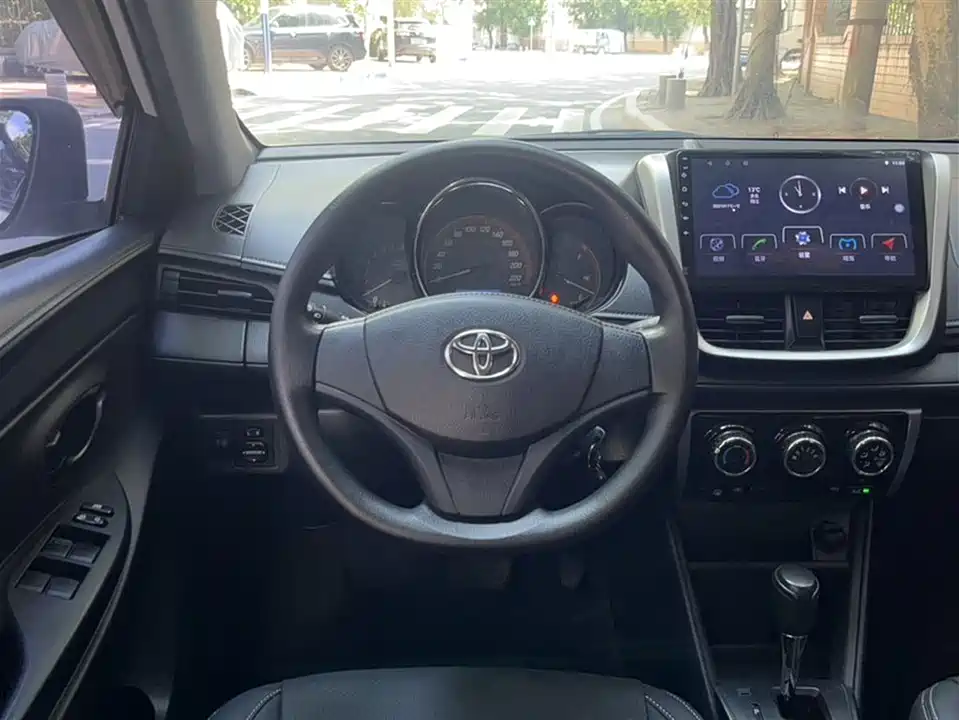 Toyota YARiS L to enjoy